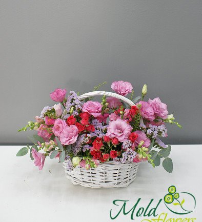 Basket with pink eustoma and roses photo 394x433