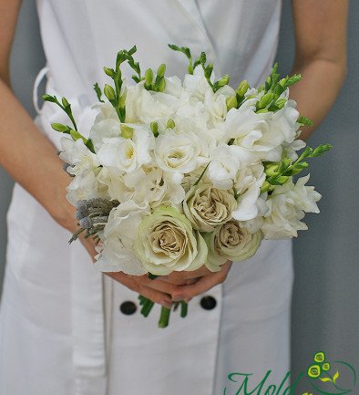 Bridal bouquet of green roses, hydrangea, freesia and carnations photo 394x433