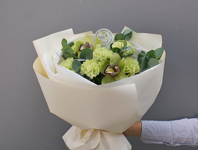 Bouquet of green carnations and orchids photo