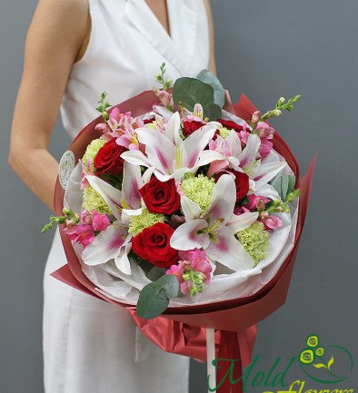 Bouquet of red roses and lilies "Warmth of love" photo 394x433