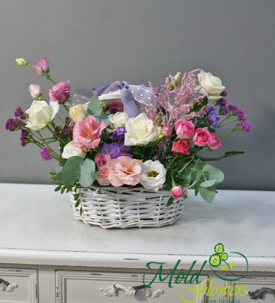 Basket of roses and eustoma photo 394x433