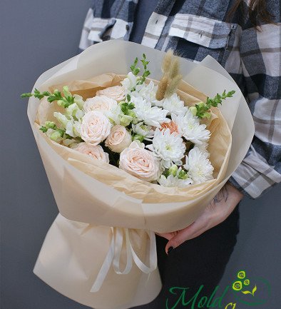 Bouquet of bush roses and white chrysanthemums "Fairy Tale" photo 394x433