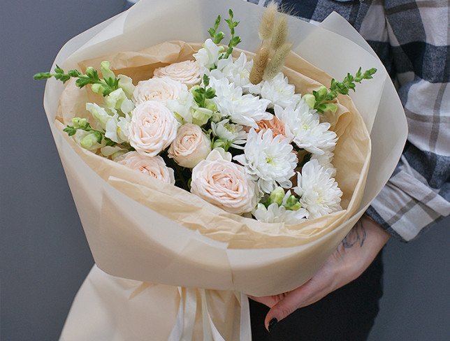 Bouquet of bush roses and white chrysanthemums "Fairy Tale" photo