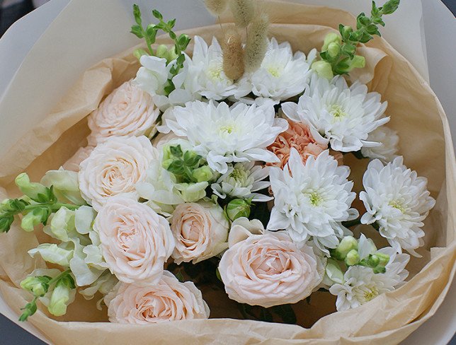 Bouquet of bush roses and white chrysanthemums "Fairy Tale" photo