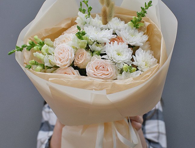 Bouquet of bush roses and white chrysanthemums "Fairy Tale" photo