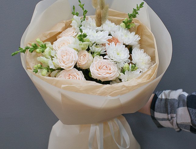 Bouquet of bush roses and white chrysanthemums "Fairy Tale" photo