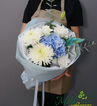 Bouquet with blue hydrangea and white lilies photo 394x433