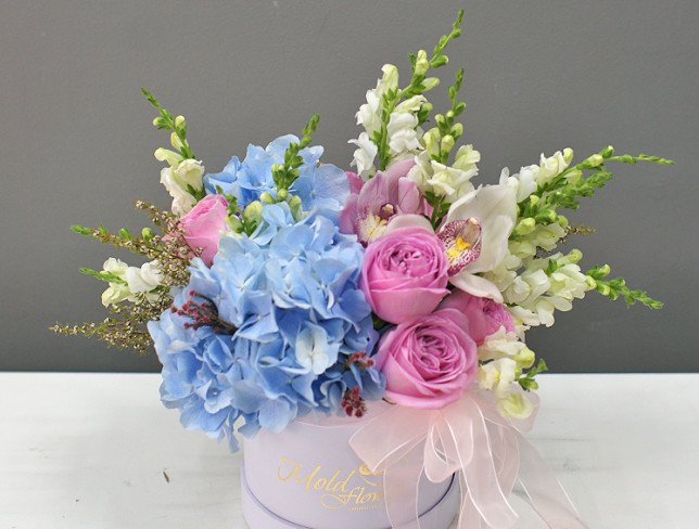 Box with blue hydrangea and pink roses "Sweet dream" photo