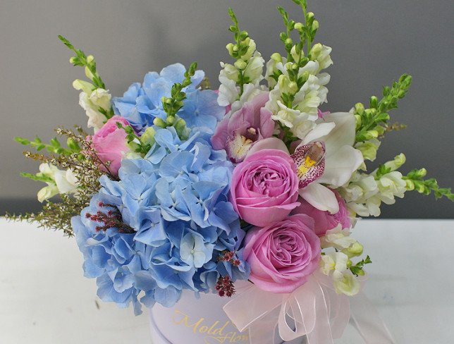 Box with blue hydrangea and pink roses "Sweet dream" photo