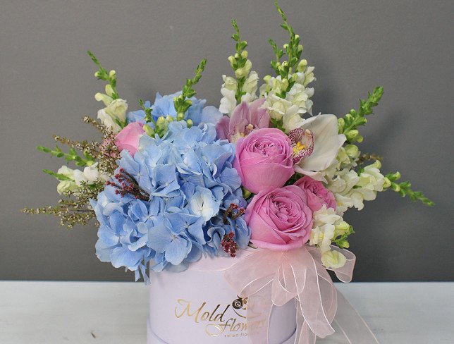 Box with blue hydrangea and pink roses "Sweet dream" photo