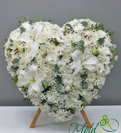 Heart of white chrysanthemums and lilies on a stand photo 394x433