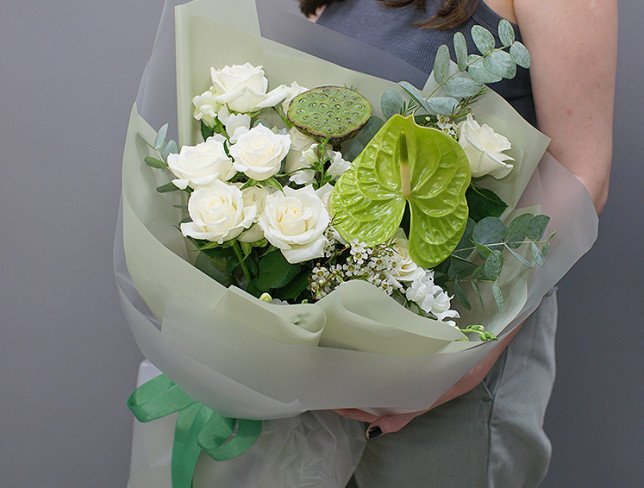 Buchet din trandafiri albi, lotus și anthurium „Gingășia naturii” foto