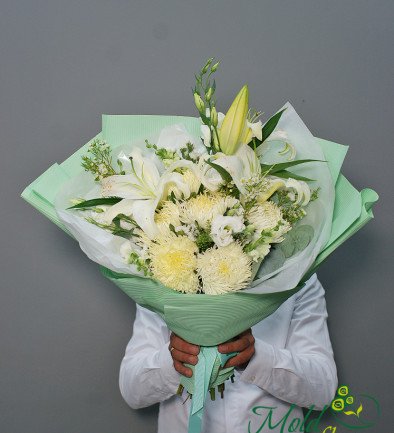 Bouquet of white eustoma, asters and lilies photo 394x433