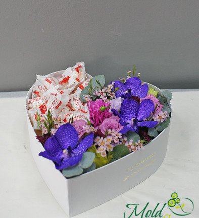 Box with Vanda orchid and Raffaello candies photo 394x433