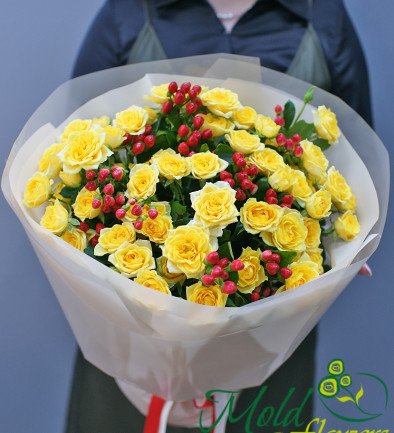 Bouquet of yellow bush roses and hypericum "Heart of the Sun" photo 394x433