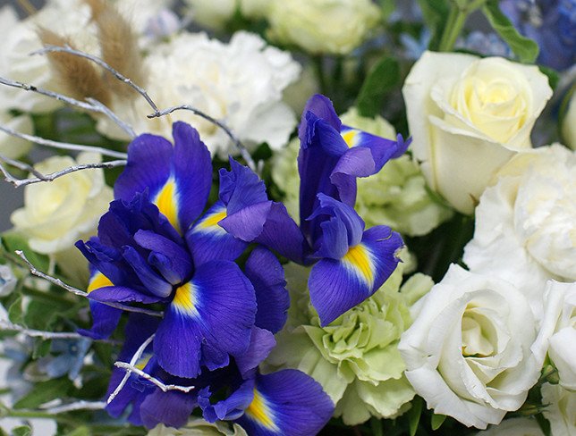 Cutie cu trandafiri albi si delphinium foto