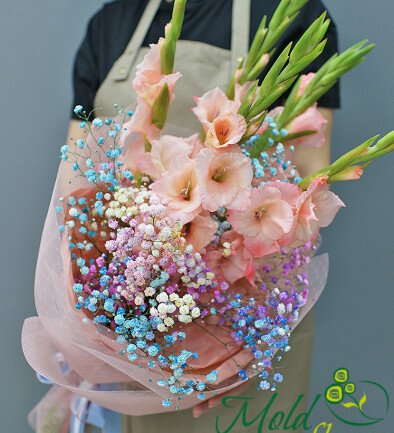 Buchet din gladiole roz și gypsophia foto 394x433