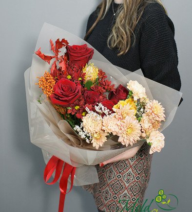 Bouquet of red roses and cream chrysanthemums photo 394x433