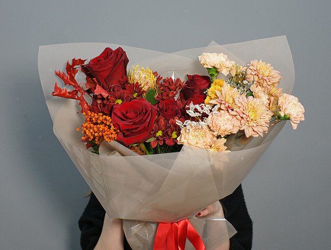 Bouquet of red roses and cream chrysanthemums photo