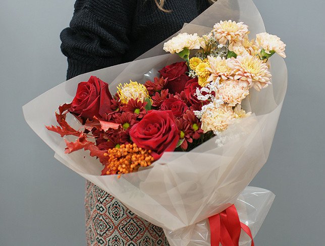 Bouquet of red roses and cream chrysanthemums photo