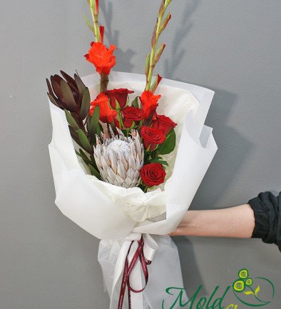 Bouquet with protea and gladioli "Flame" photo 394x433