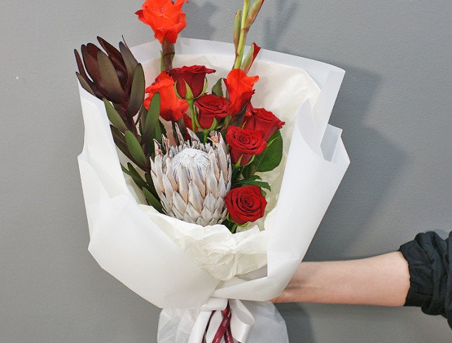 Bouquet with protea and gladioli "Flame" photo