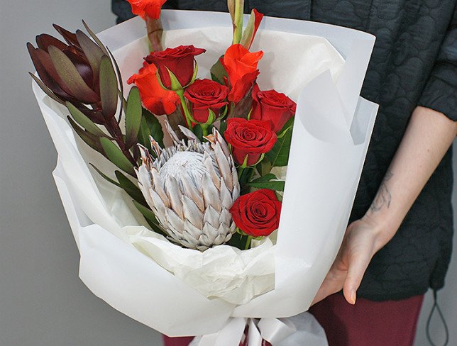 Bouquet with protea and gladioli "Flame" photo