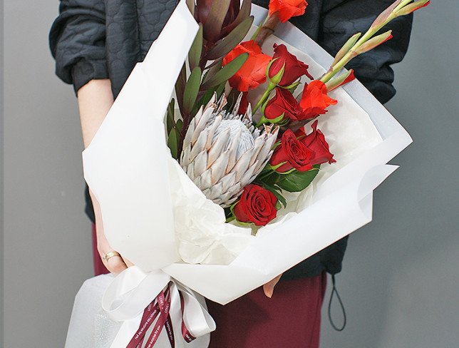 Bouquet with protea and gladioli "Flame" photo