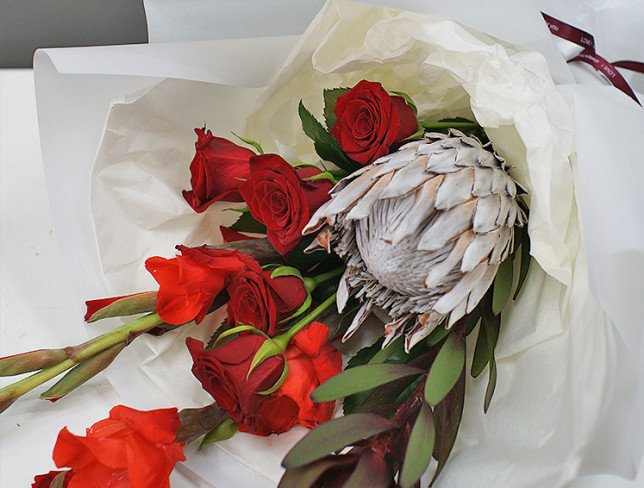 Bouquet with protea and gladioli "Flame" photo