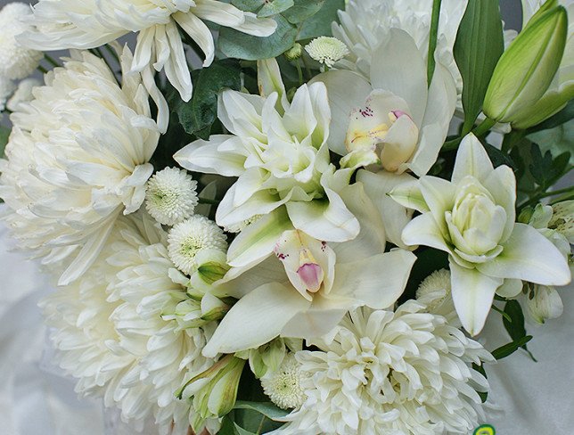 Basket with lilies and chrysanthemums "Tenderness" photo