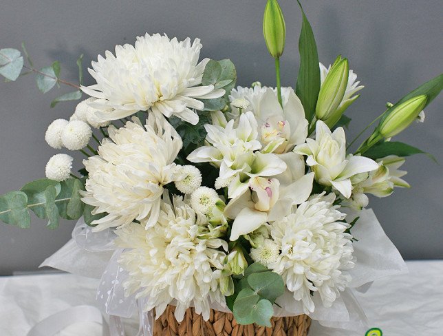 Basket with lilies and chrysanthemums "Tenderness" photo