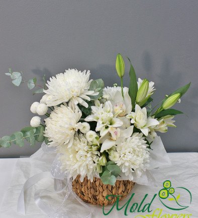 Basket with lilies and chrysanthemums "Tenderness" photo 394x433