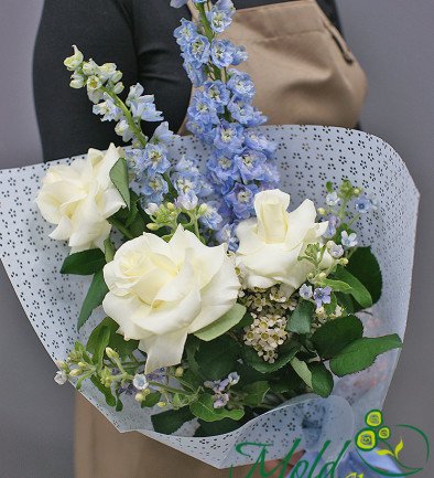 Bouquet of white roses and delphinium photo 394x433