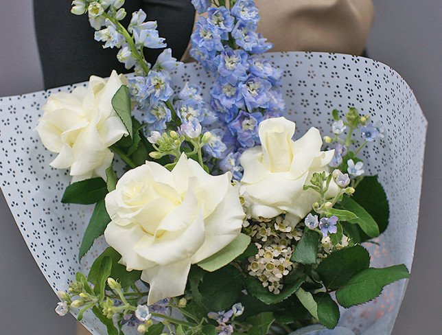 Buchet din trandafiri albi și delphinium foto