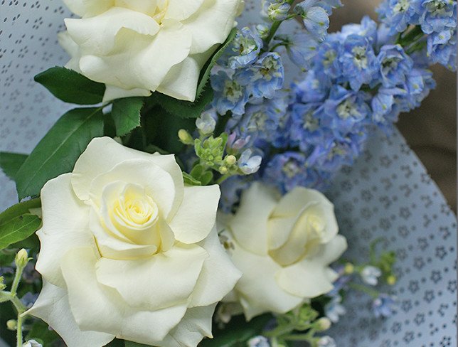 Buchet din trandafiri albi și delphinium foto