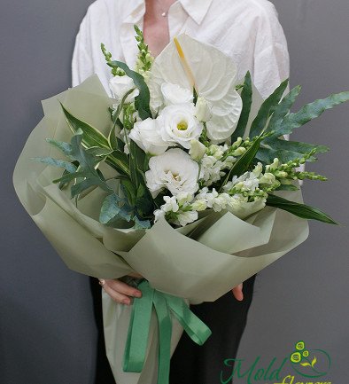 Bouquet of white eustoma and anthurium photo 394x433