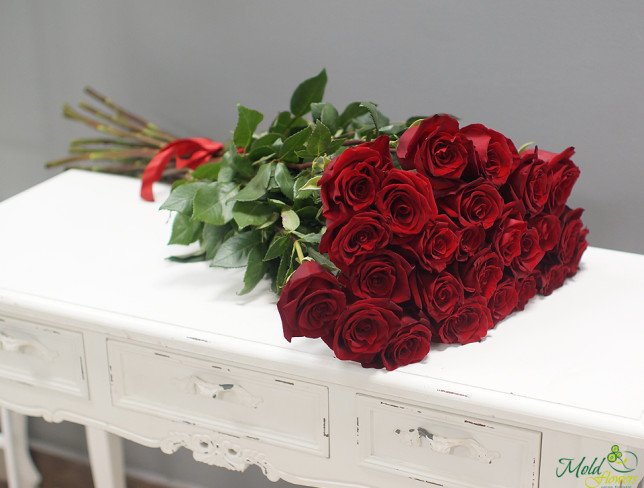 Bouquet of premium 80-90 cm Dutch red roses, tied with a red ribbon