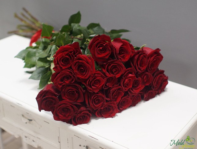 Bouquet of premium 80-90 cm Dutch red roses, tied with a red ribbon