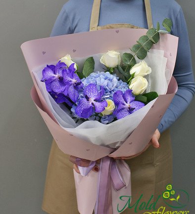 Bouquet with blue hydrangea and vanda orchid photo 394x433