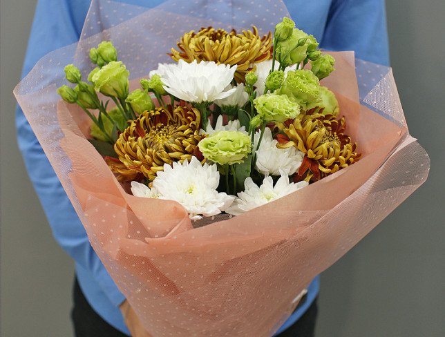 Bouquet of green eustoma and chrysanthemums photo