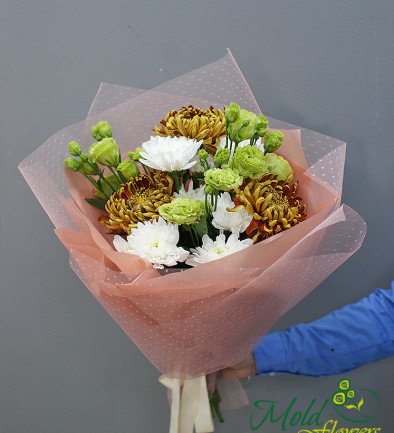 Bouquet of green eustoma and chrysanthemums photo 394x433