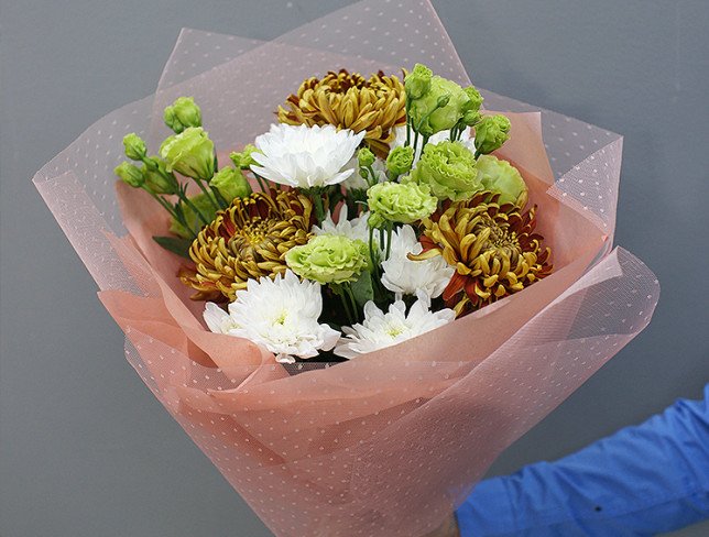 Bouquet of green eustoma and chrysanthemums photo