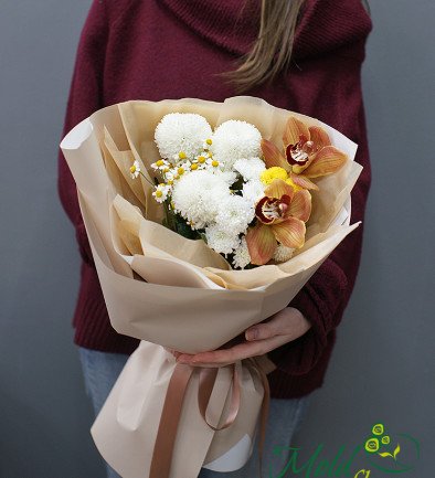 Complimentary bouquet of white chrysanthemums and orchids photo 394x433