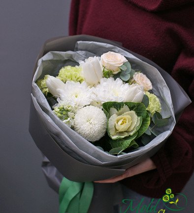 Bouquet of white chrysanthemum and tulips "White velvet" photo 394x433