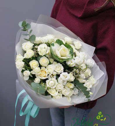 Bouquet of white bush roses and brassicas "Eternity" photo 394x433