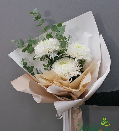 Bouquet of white spherical chrysanthemums and eucalyptus photo 394x433