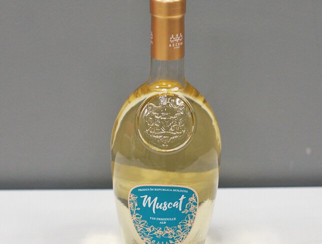 White semi-sweet wine Asconi Muscat photo