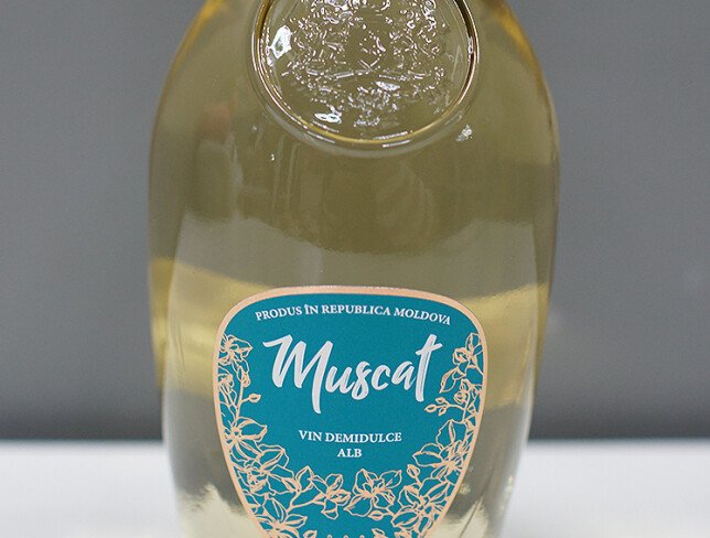 White semi-sweet wine Asconi Muscat photo