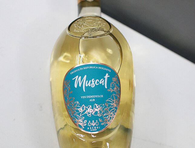 White semi-sweet wine Asconi Muscat photo