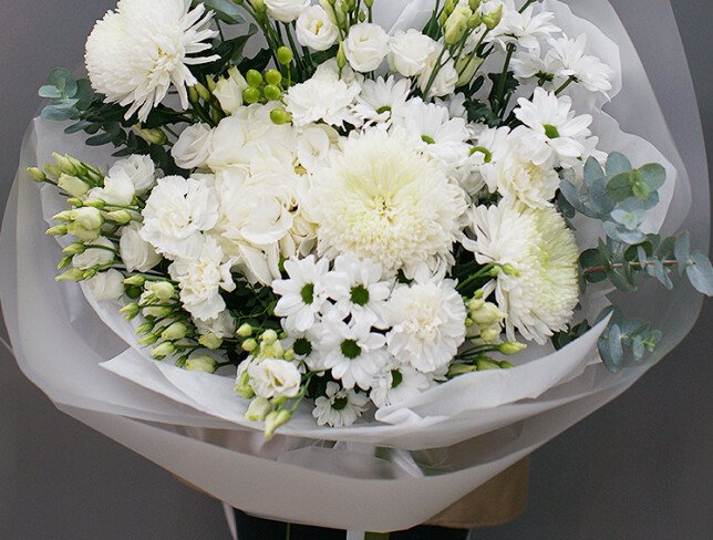 Bouquet of white hydrangea and chrysanthemums "Purity of feelings" photo